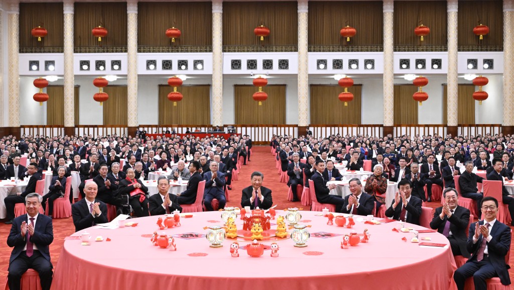 中共中央、國務院8日上午在人民大會堂舉行2024年春節團拜會。　新華社