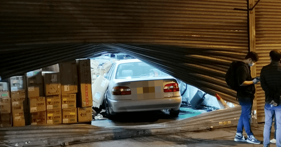 大角嘴車房遭私家車撞毀捲閘。