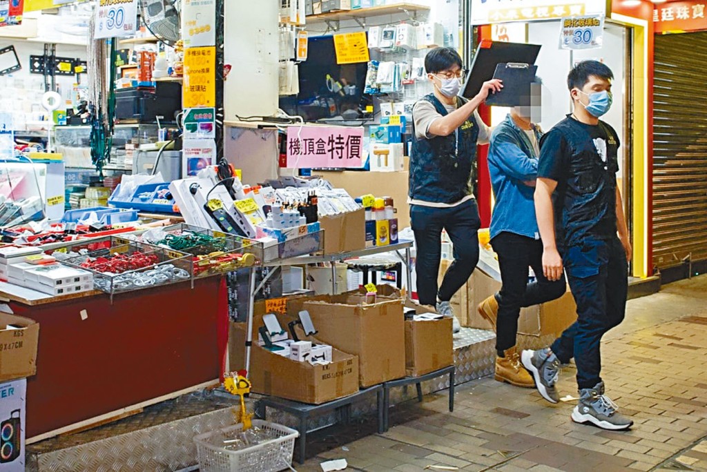 海關在涉案店鋪拘捕男店主。