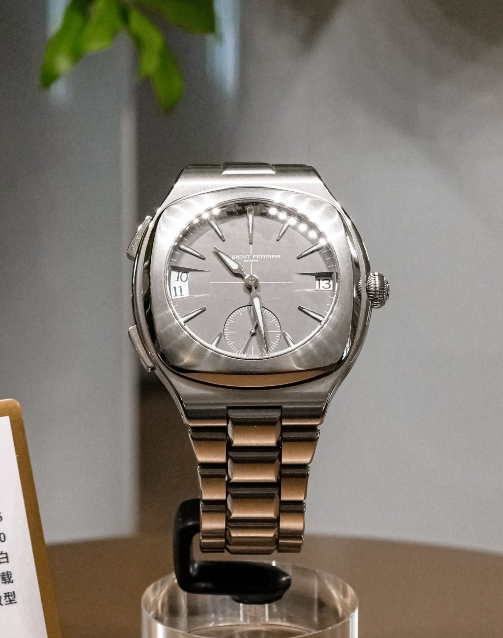 Laurent Ferrier Sport Traveller 石板灰鈦金屬腕錶為雙時區旅行設計,42毫米5級鈦金屬酒桶型錶殼,搭配一體式錶鏈。石板灰蛋白石錶盤靈感源自導航地圖,搭載LF275.01自動機芯。 Laurent Ferrier Sport Traveller 石板灰鈦金屬腕錶為雙時區旅行設計,42毫米5級鈦金屬酒桶型錶殼,搭配一體式錶鏈。石板灰蛋白石錶盤靈感源自導航地圖,搭載LF275.01自動機芯。