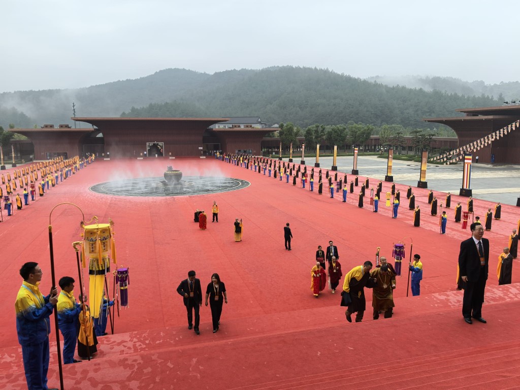 第六屆世界佛教論壇祈福法會於今日早晨在寧波雪竇山彌勒聖壇釋迦授記殿舉行。張言天攝