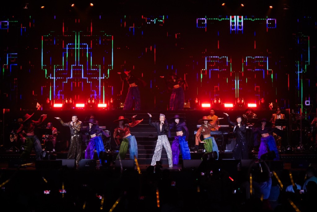 草蜢唱師傅梅艷芳的經典金曲《夢伴》。 草蜢唱師傅梅艷芳的經典金曲《夢伴》。