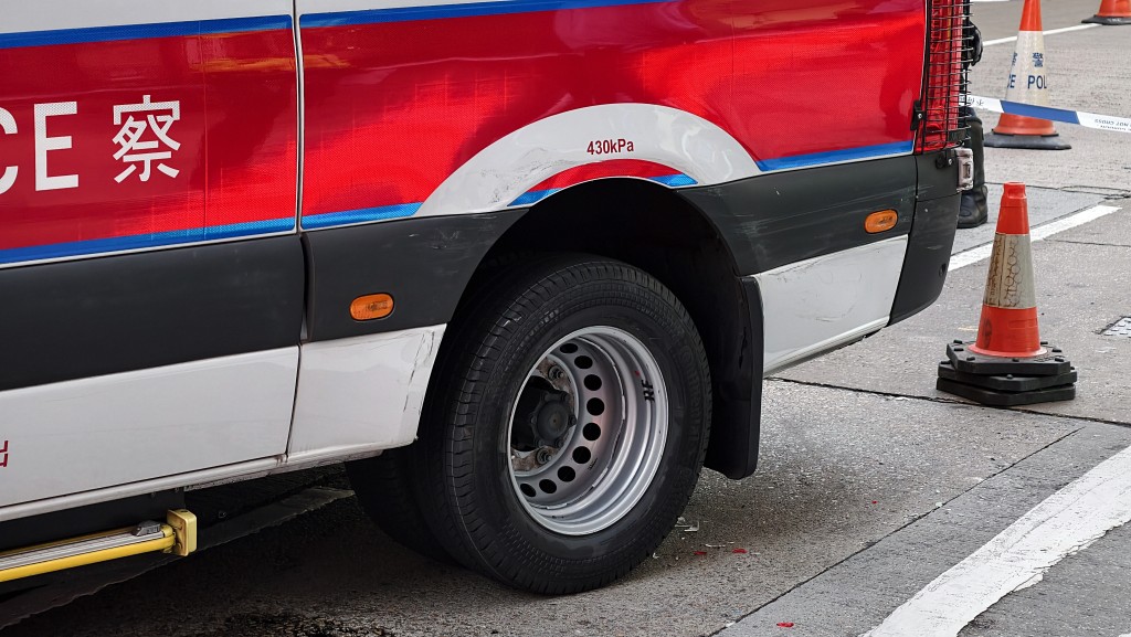 警車有明顯被撞過的痕跡。黃文威攝