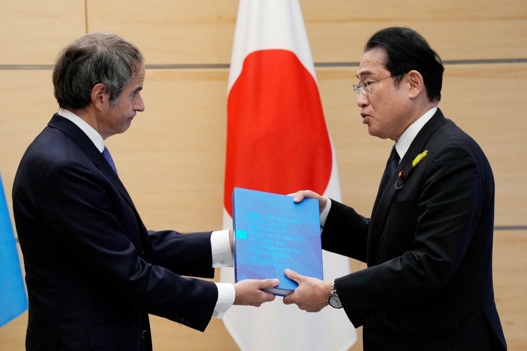 國際原子能機構總幹事格羅西向日本首相岸田提交IAEA關於福島處理水排放的綜合報告。路透社
