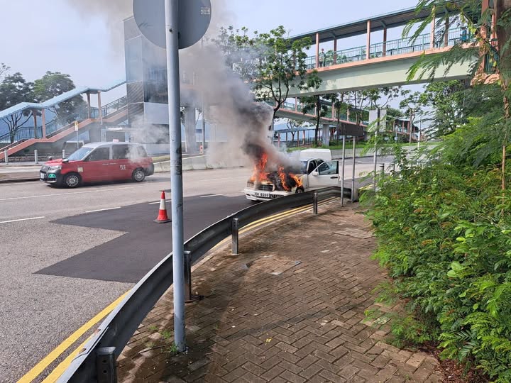 黃啟進區議員上載私家車著火相片。 黃啟進區議員上載私家車著火相片。