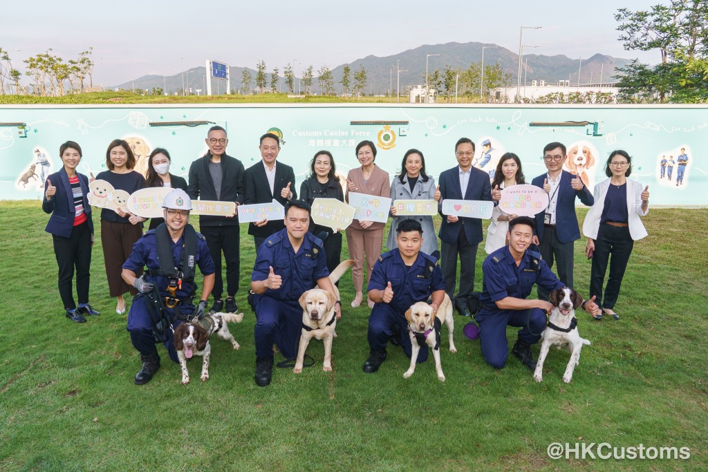 立法会议员参观位于港珠澳大桥口岸的海关搜查犬课基地。海关FB图片
