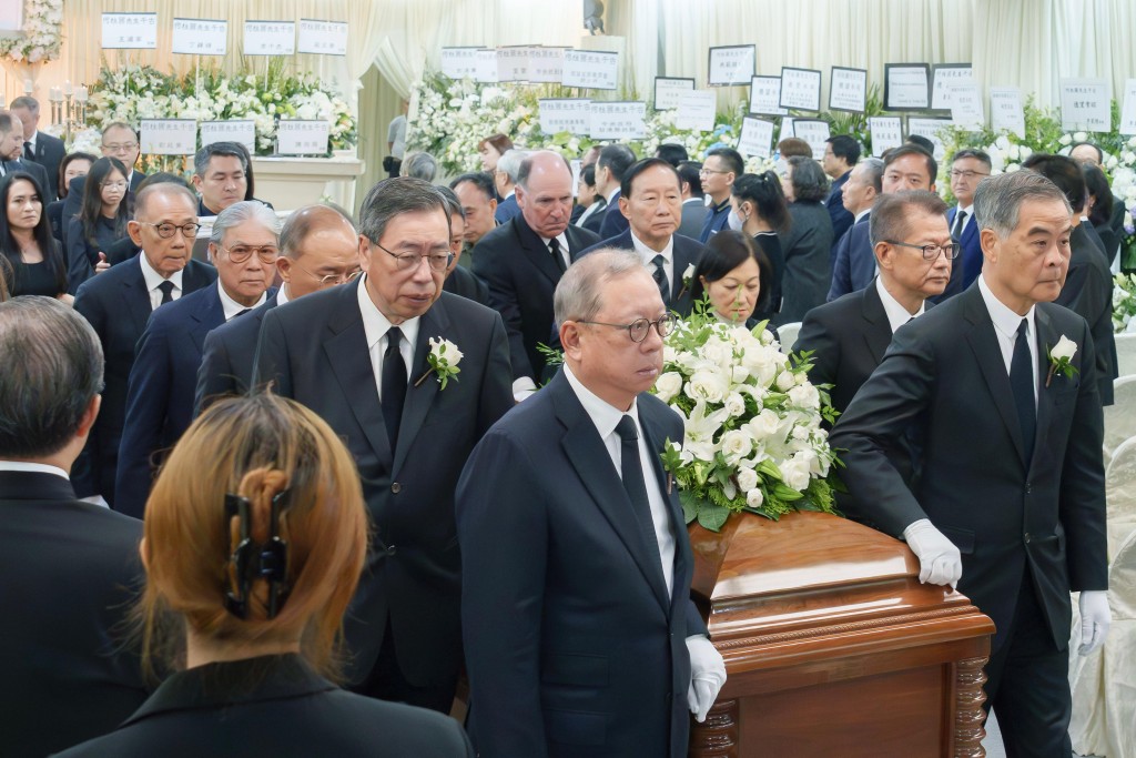 何柱國遺體移送往火化埸,由梁振英、林建岳、陳茂波、梁君彥及曾國衞等人扶靈。 何柱國遺體移送往火化埸,由梁振英、林建岳、陳茂波、梁君彥及曾國衞等人扶靈。