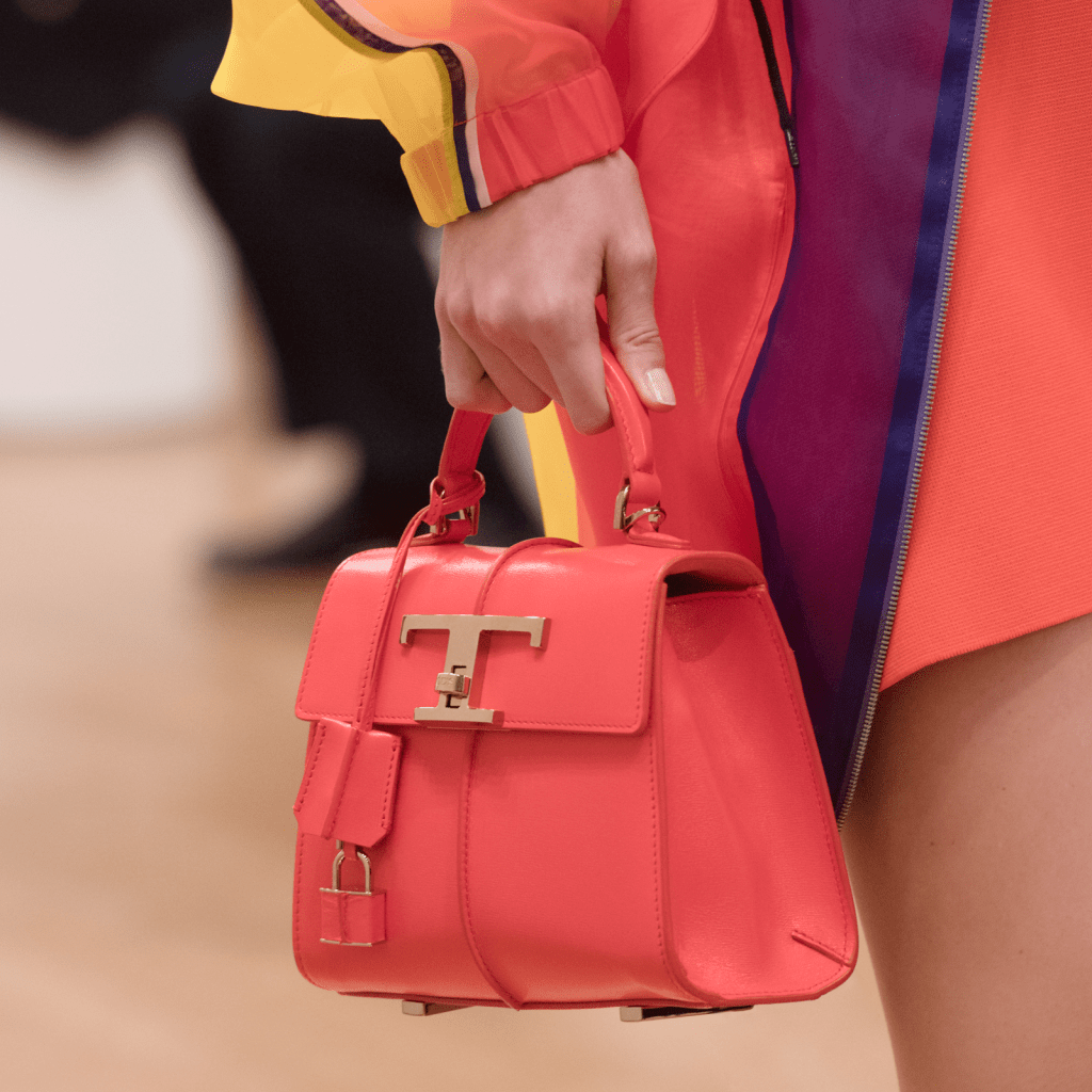去年的品牌春夏系列時裝騷上，模特兒手提這個鮮紅色新袋，令人眼前一亮。