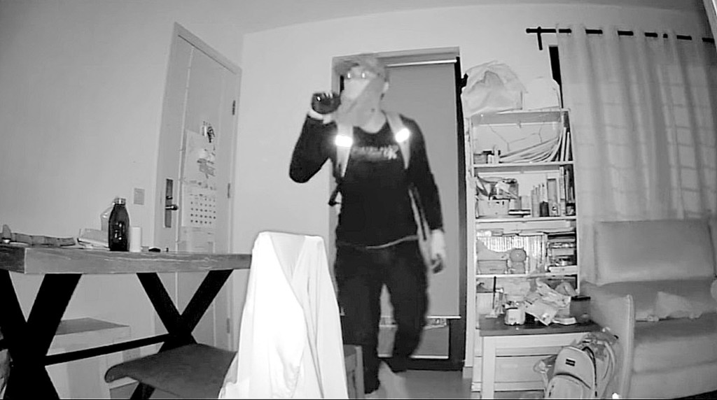 村屋住戶閉路電視拍攝到獨行竊匪潛入搜掠財物。 