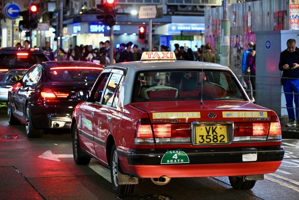 的士罷駛︱「高德打車」提供網約白牌車服務，引起的士業界怒火。（資料圖片）