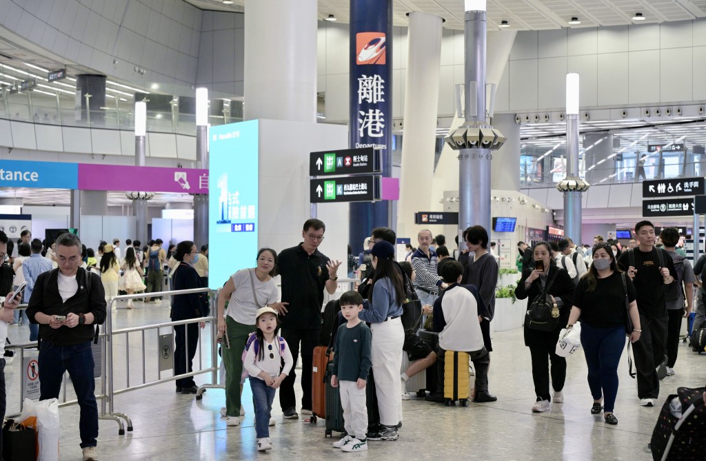 港鐵公司與機管局正籌備在高鐵西九龍站與機場快綫九龍站之間,引入自動駕駛接駁車輛。 港鐵公司與機管局正籌備在高鐵西九龍站與機場快綫九龍站之間,引入自動駕駛接駁車輛。