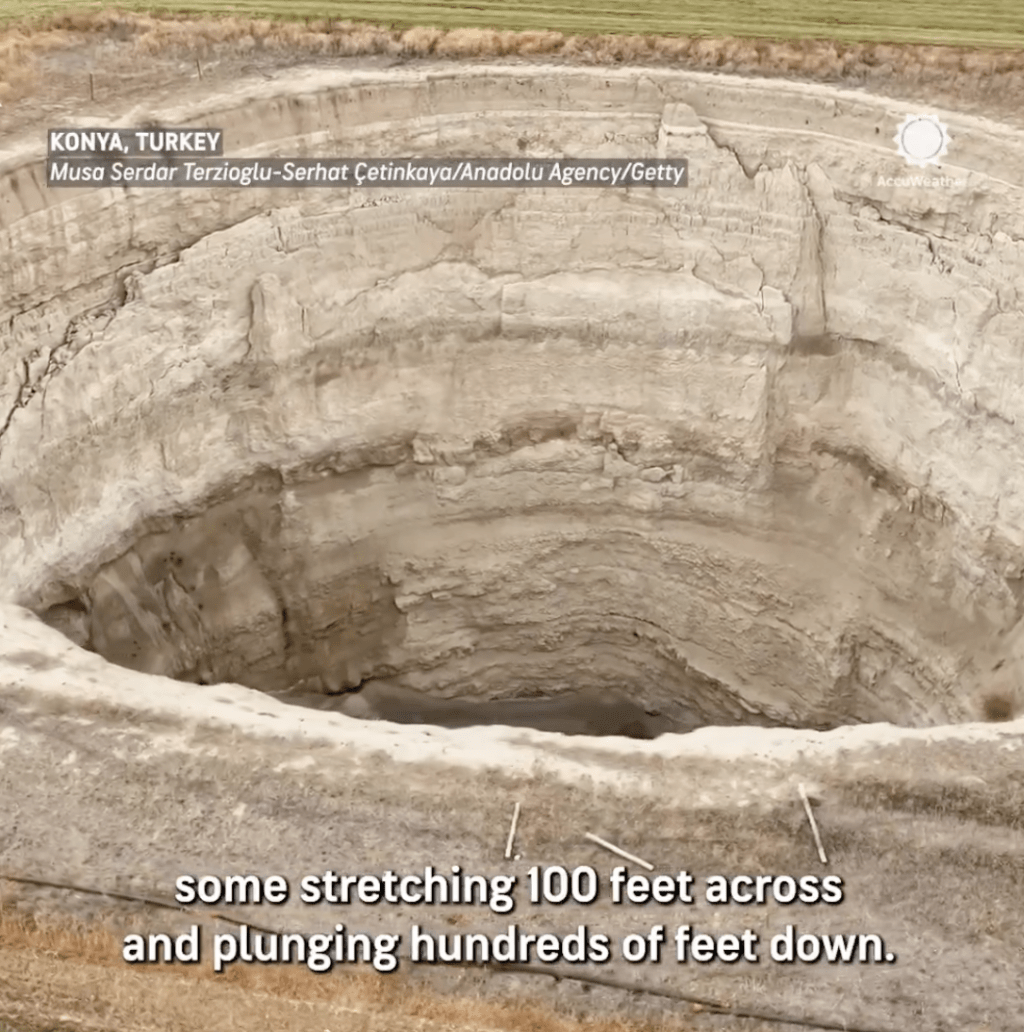 這些直徑可達 30 米、深度達數十米的巨大坑洞,正加速吞噬珍貴的農耕地,對當地的農業生產、生態環境以至居民安全構成嚴重威脅。X@accuweather 這些直徑可達 30 米、深度達數十米的巨大坑洞,正加速吞噬珍貴的農耕地,對當地的農業生產、生態環境以至居民安全構成嚴重威脅。X@accuweather