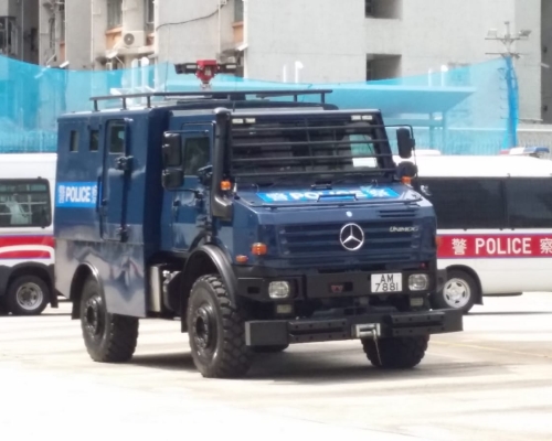 深水埗警署內有裝甲車。