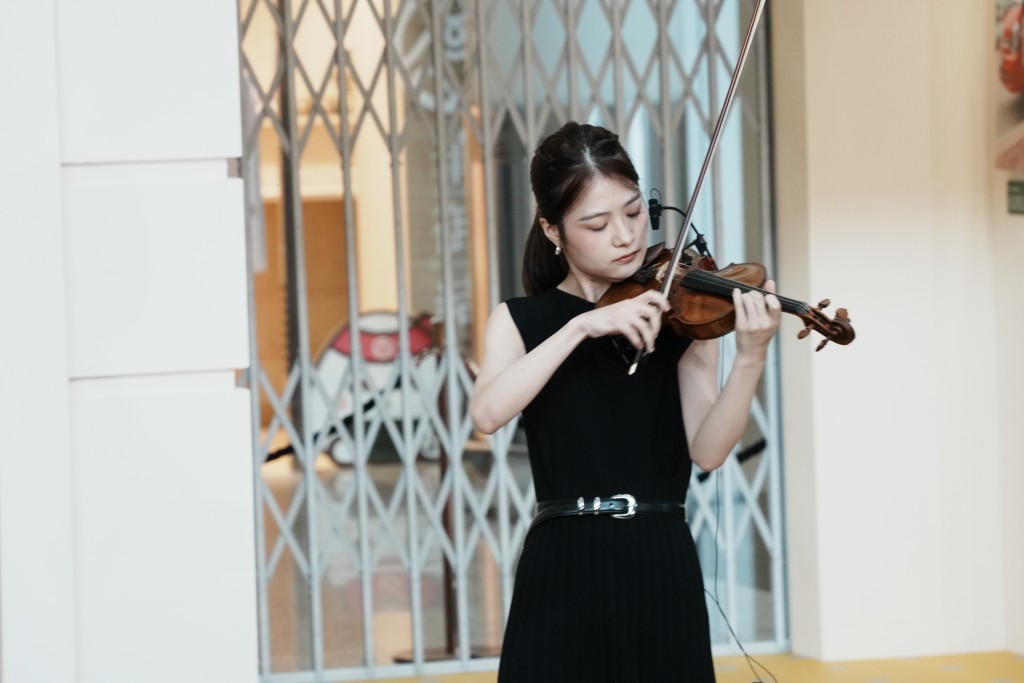 除展覽外,接下來的四個周末,機場也會上演多場雙城特色音樂表演,包括古典音樂、爵士樂、合唱演出等。 除展覽外,接下來的四個周末,機場也會上演多場雙城特色音樂表演,包括古典音樂、爵士樂、合唱演出等。
