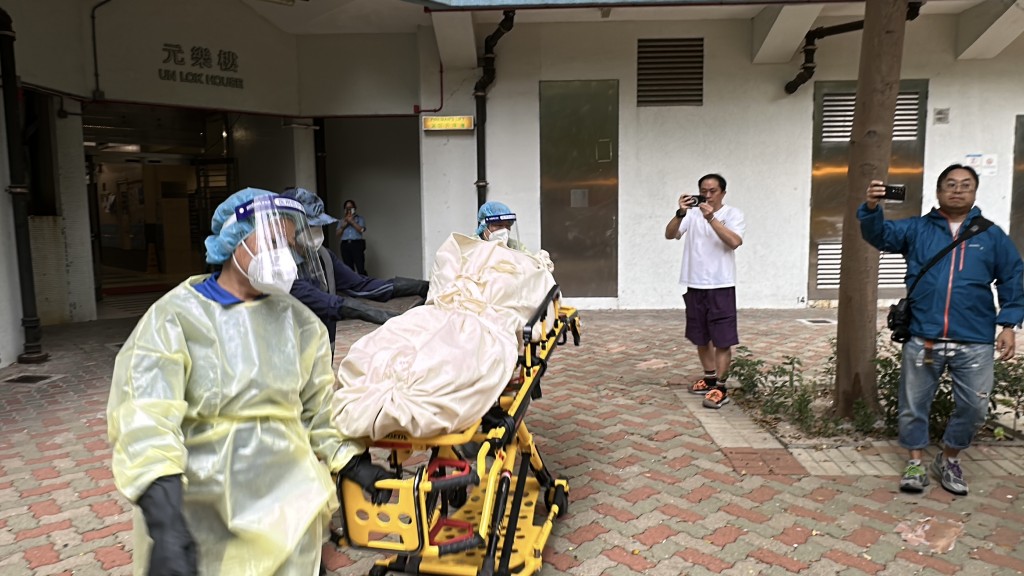 仵工將兩兄弟遺體移往殮房。劉漢權攝 仵工將兩兄弟遺體移往殮房。劉漢權攝