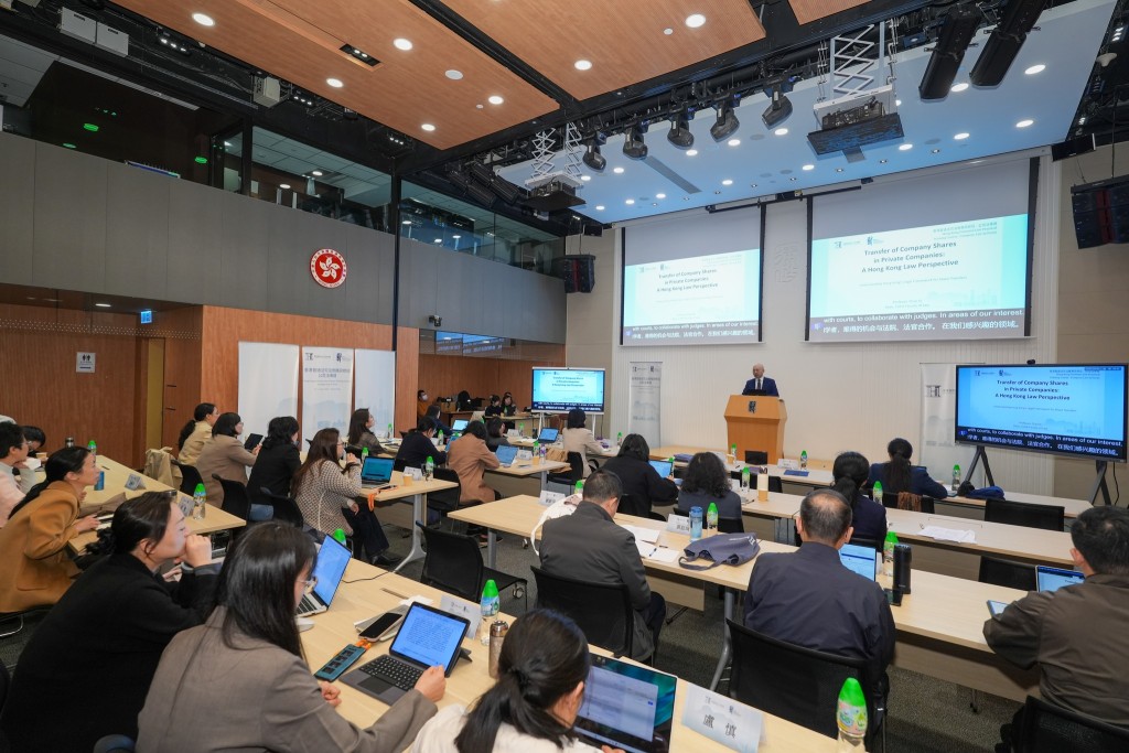 研修班安排相當密集，包括9節課堂、8節參訪、3場對話交流、2場實務操作及其他活動，合共17位講者參與。林定國fb