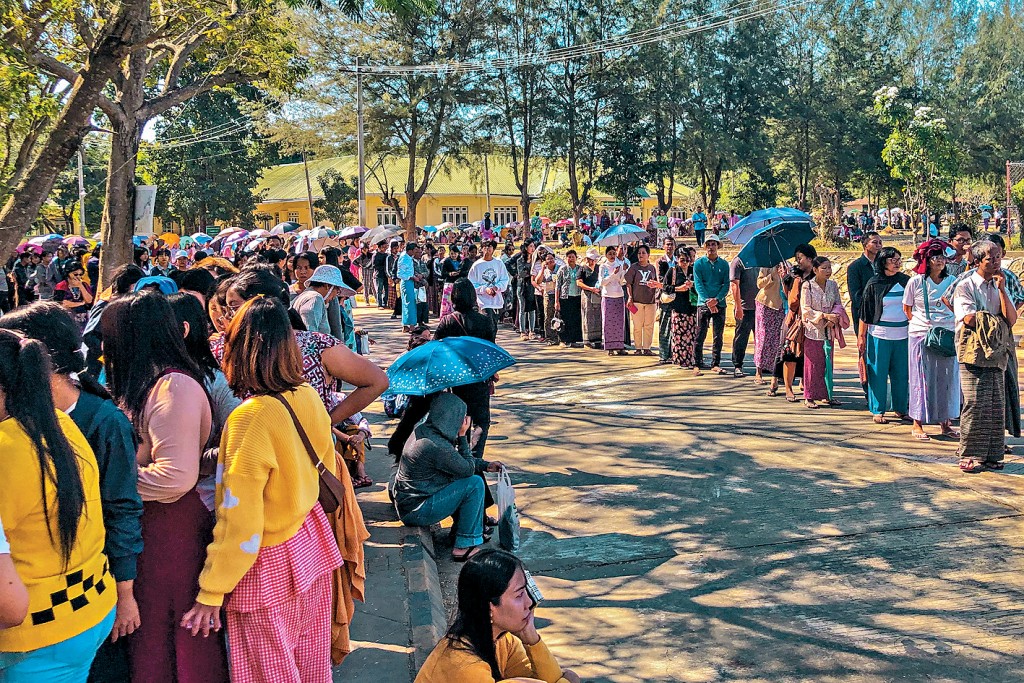 緬甸首都內比都一處投票站有選民排長龍等投票。