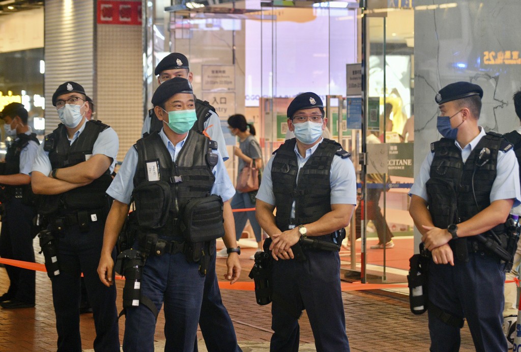 站崗警員配備護身裝束。 