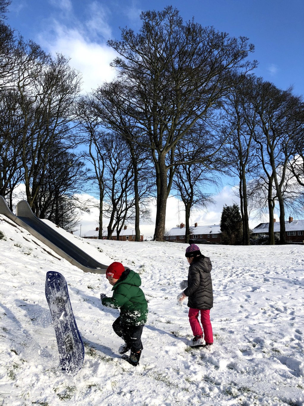 紐卡素於冬季會下雪,Debby有時帶孩子到住所附近的公園玩雪橇。 紐卡素於冬季會下雪,Debby有時帶孩子到住所附近的公園玩雪橇。