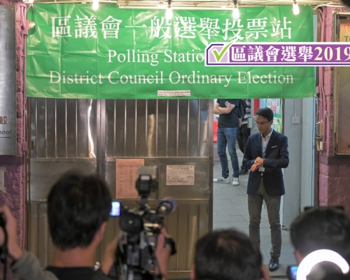 區議會選舉投票晚上10時半結束。