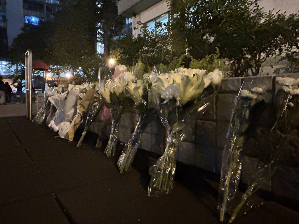 多名市民獻上白花。曾志恆攝 多名市民獻上白花。曾志恆攝