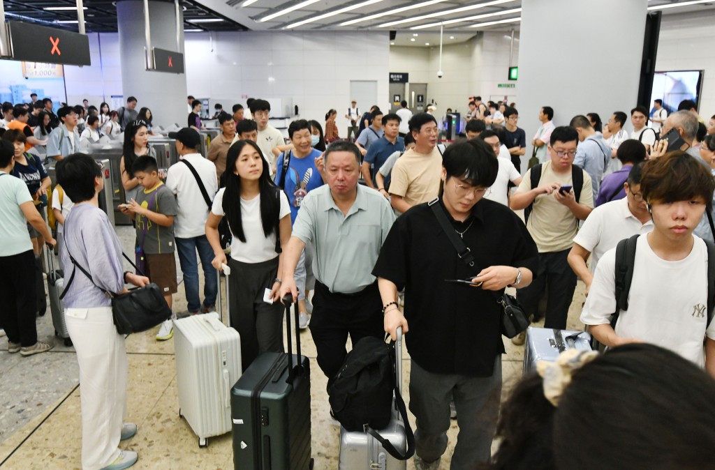 内地劳动节黄金周期间,运输署预计会有大量市民、访港旅客及跨境车辆使用各陆路口岸。 内地劳动节黄金周期间,运输署预计会有大量市民、访港旅客及跨境车辆使用各陆路口岸。