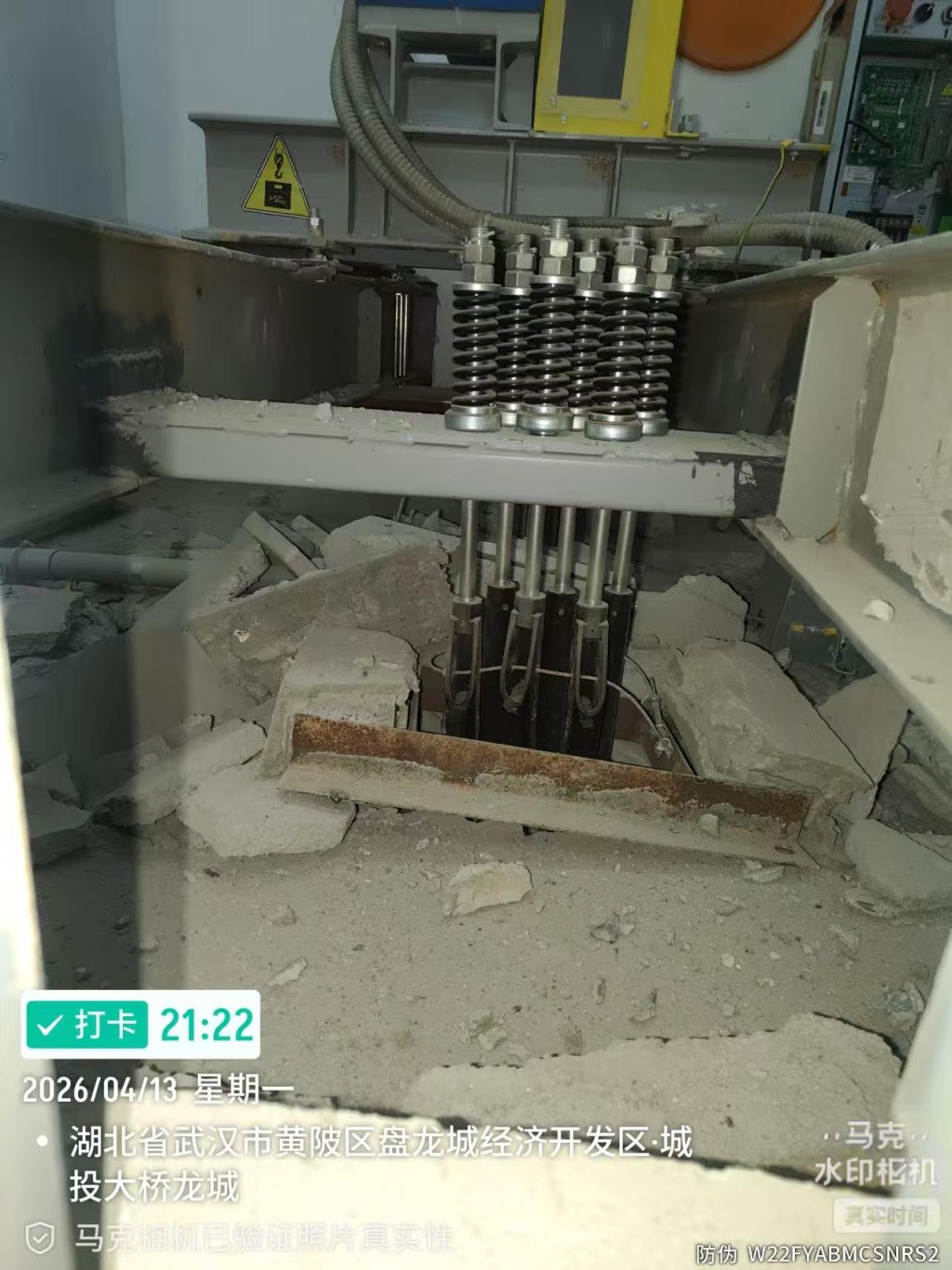 武汉有住宅的电梯失控冲顶，机房地板也被撞爆。抖音