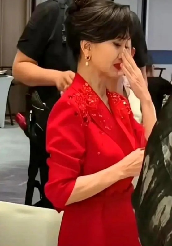 內媒分析趙雅芝爆喊,跟工作太辛苦和成家中經濟支柱有關。 內媒分析趙雅芝爆喊,跟工作太辛苦和成家中經濟支柱有關。