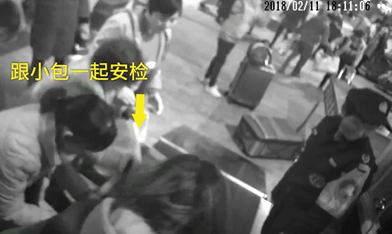 東莞女子爬入X光機護袋。網上圖片