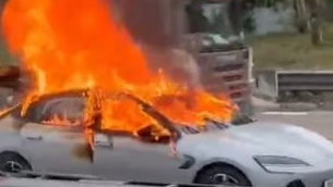 車廂陷入火海。fb馬路的事 (即時交通資訊台) 