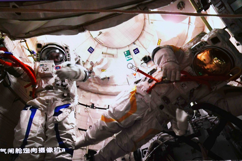 陳冬（左）、蔡旭哲結束出艙任務返回問天實驗艙的畫面。