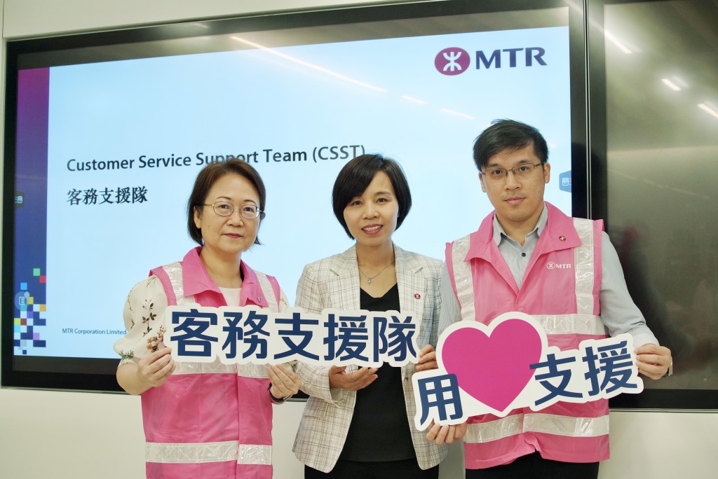 「粉紅戰隊」正名是客務支援隊，由港鐵辦公室人員義務組成，至今有近900人。歐樂年攝