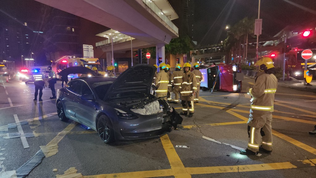 佐敦Tesla與的士相撞，的士翻側司機被困。黎志偉攝