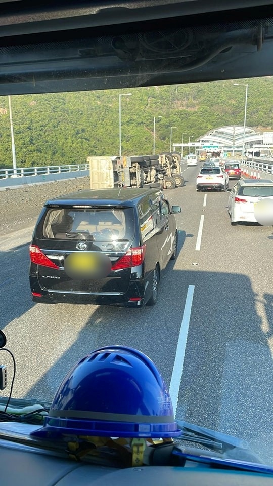 泥頭車翻側阻行車線。網上圖片