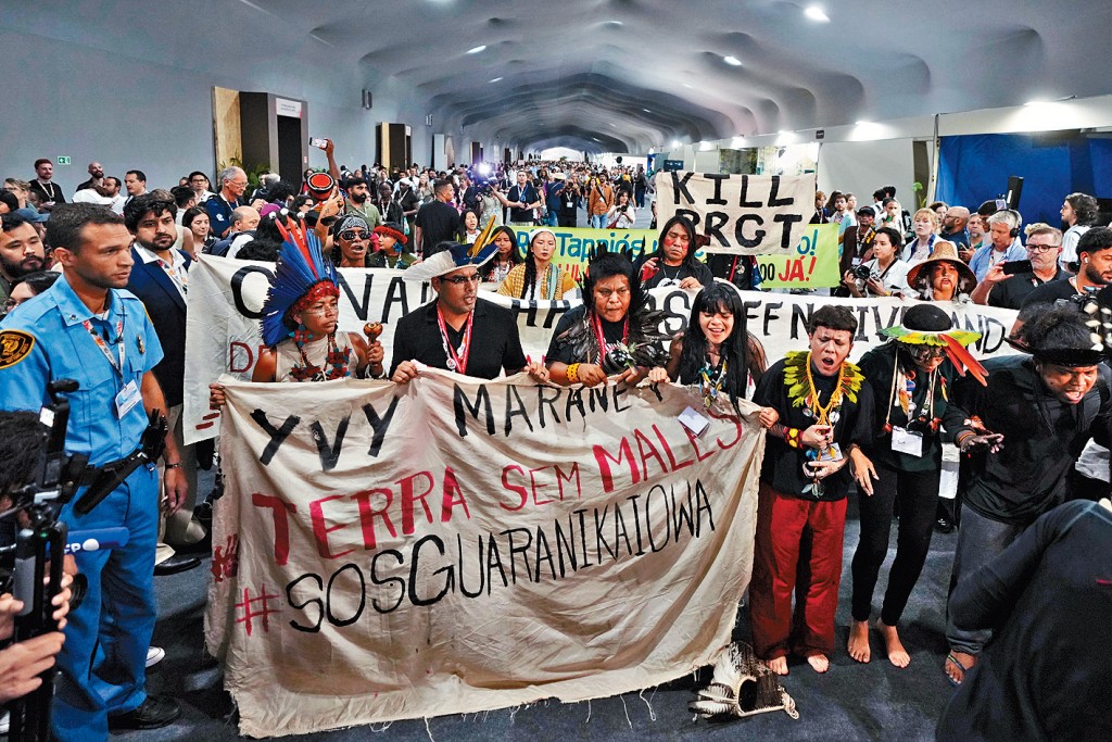 巴西原住民在氣候大會會場外示威。 