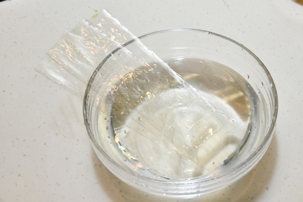 Step 2: 魚膠片浸凍水至軟身，撈起備用。Soak the gelatin sheets in cold water until soft, remove and set aside.