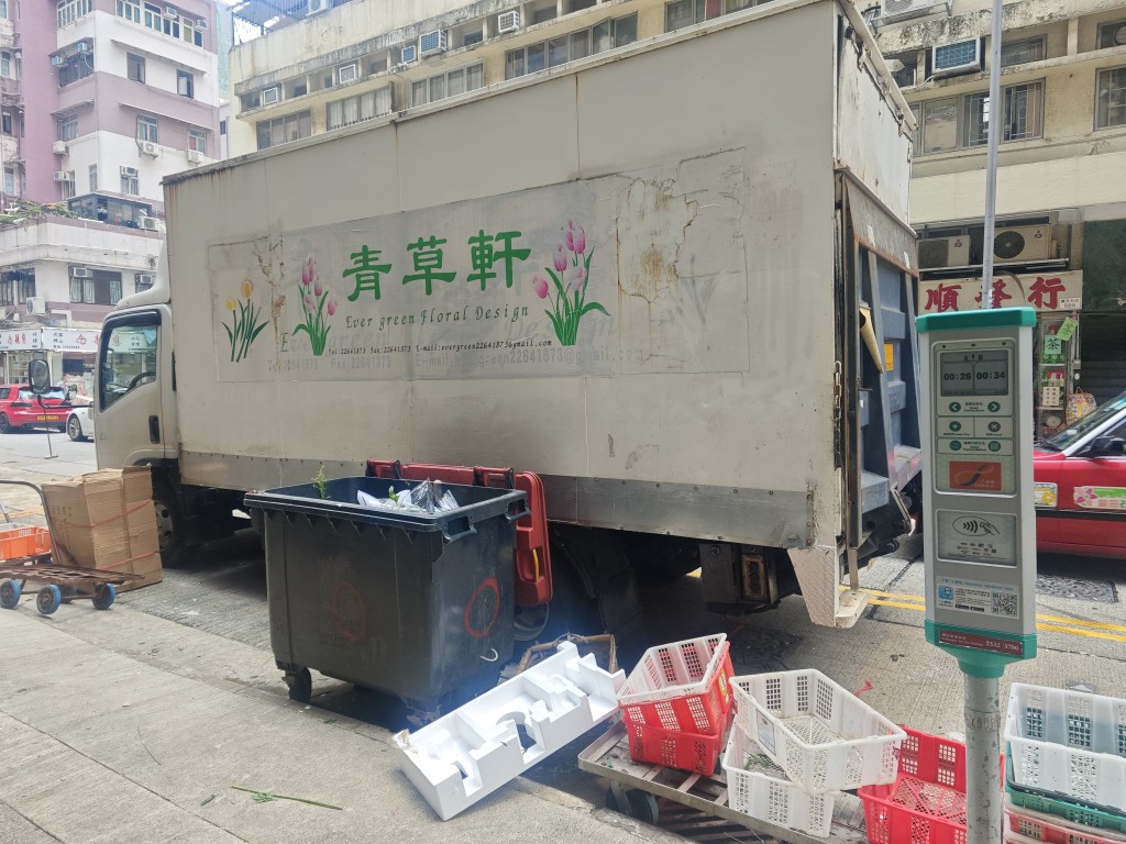 涉事花店貨車周邊擺放膠箱、花圈、方型垃圾箱等雜物。 涉事花店貨車周邊擺放膠箱、花圈、方型垃圾箱等雜物。