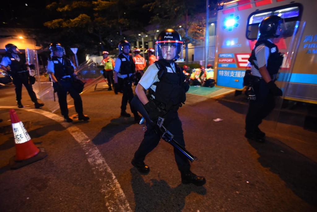 防暴警察增援。
