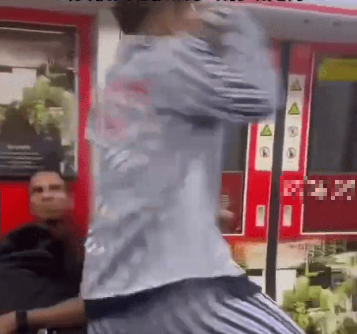 穿病人服男子地鐵車廂中蹦跳走動,大吵大鬧,乘客為了側目。 穿病人服男子地鐵車廂中蹦跳走動,大吵大鬧,乘客為了側目。