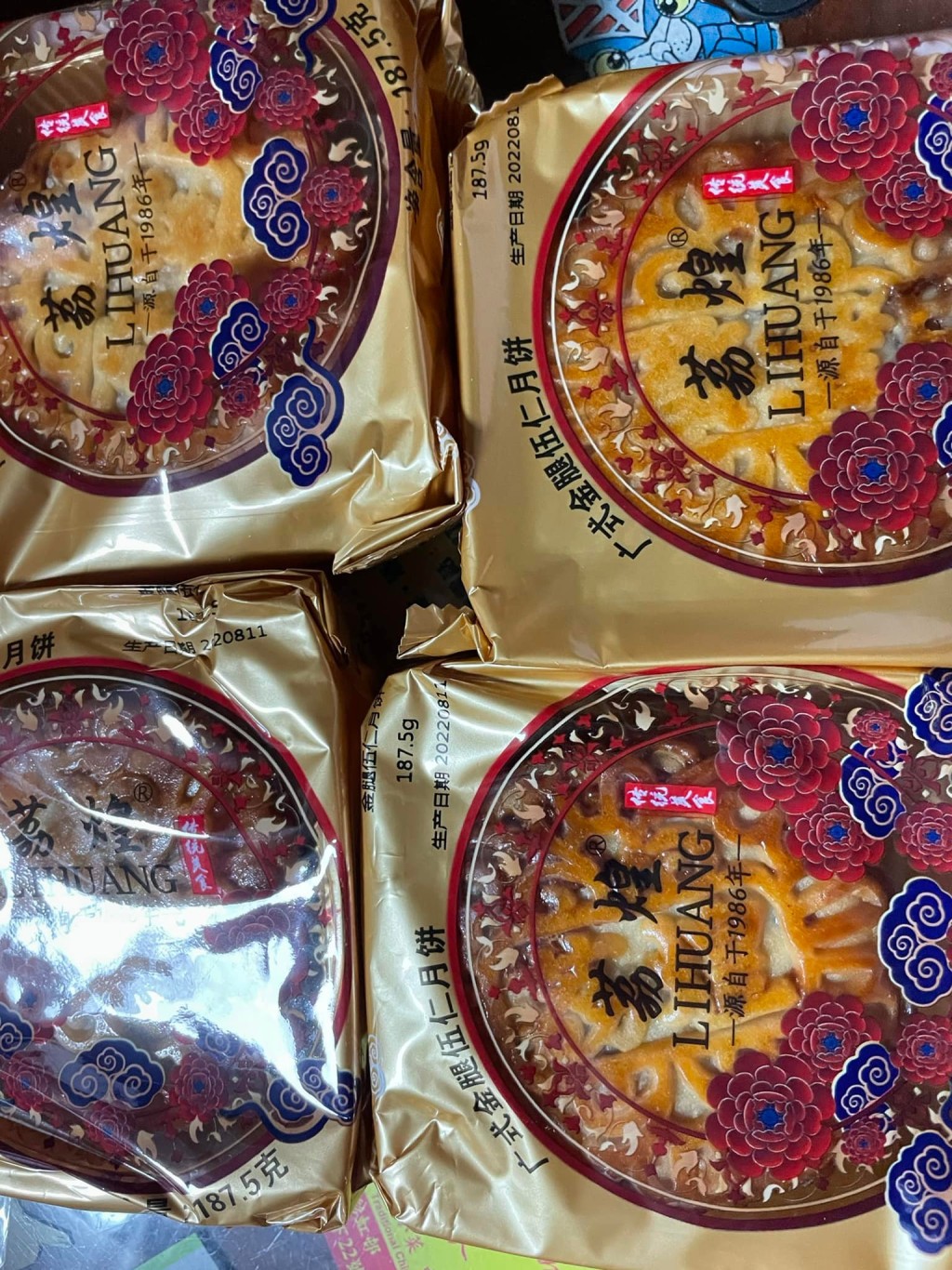 有港人分享老父從內地網購多達17公斤的月餅來港。「淘寶開心share」圖片