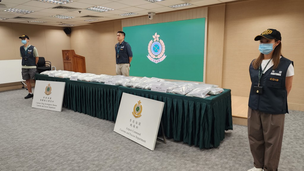 海關檢獲約40公斤懷疑氯胺酮及約15公斤懷疑大麻花，市值共約1600萬元。黃文威攝
