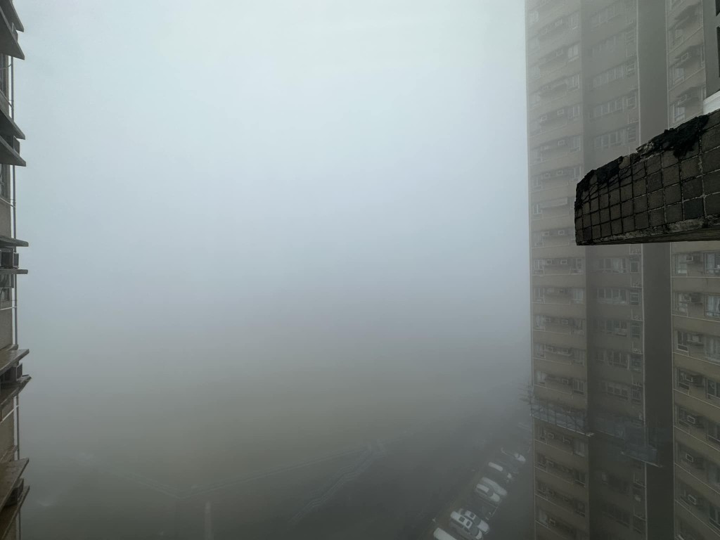 將軍澳多個屋苑今日進入霧都狀態，靠岸的日出康城一帶屋苑最為嚴重。(將軍澳主場FB)