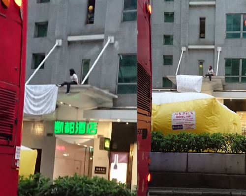 女子危坐酒店簷蓬。網民Donna Yung攝