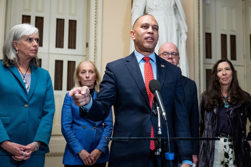 少數黨領袖傑弗里斯（Hakeem Jeffries）回應媒體提問。路透社