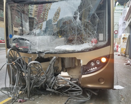 巴士車頭全毀。
