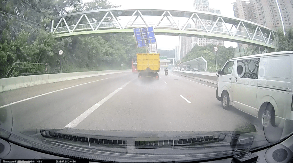 屯公泥頭車疑貨物過高,卡板飛脫墮路面險擊中尾隨車輛。車cam L(香港群組)影片截圖 屯公泥頭車疑貨物過高,卡板飛脫墮路面險擊中尾隨車輛。車cam L(香港群組)影片截圖