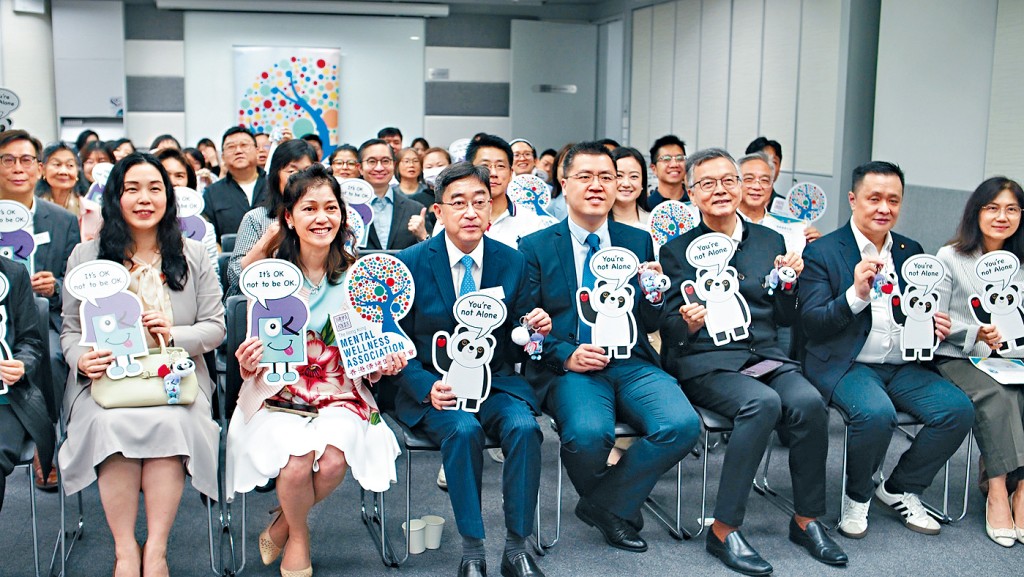 本次活動獲高永文醫生（前排左三）、林正財醫生（前排右三）等多位嘉賓主禮支持 。
