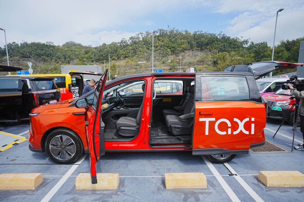 泰和車隊採用橙色純電動車。