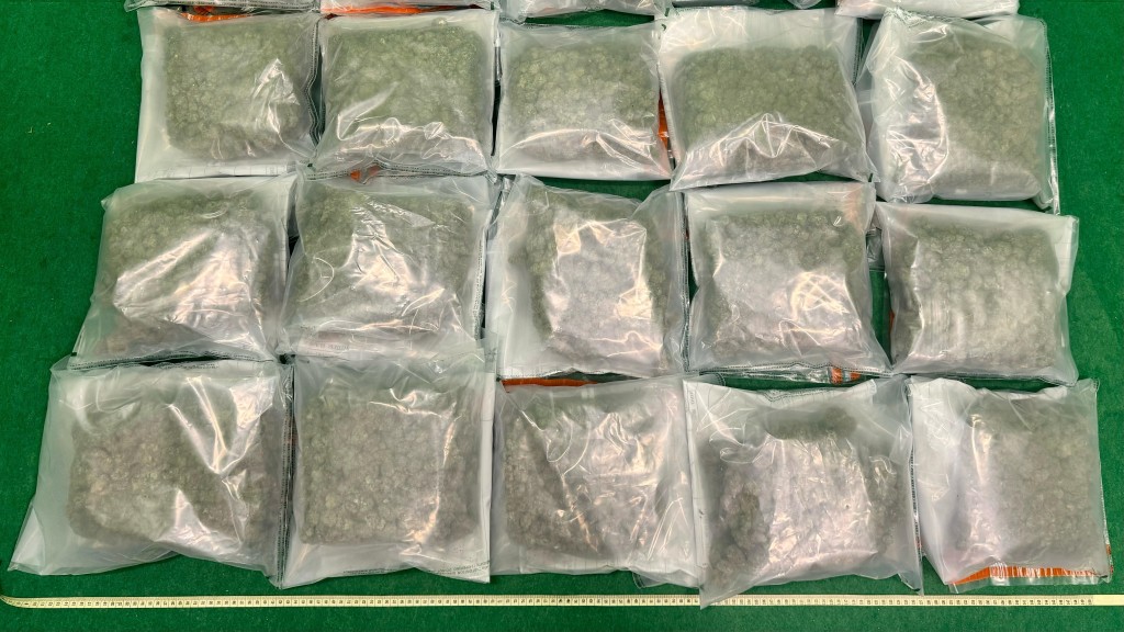 泰國曼谷來港兩男偷運400萬元大麻 機場海關及時截獲。海關圖片