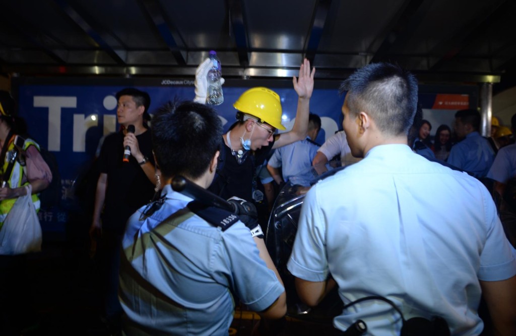 盧偉聰籲勿將政治仇恨發洩於警隊 。
